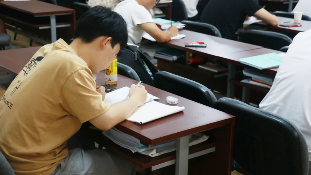 根據(jù)往年報(bào)班情況